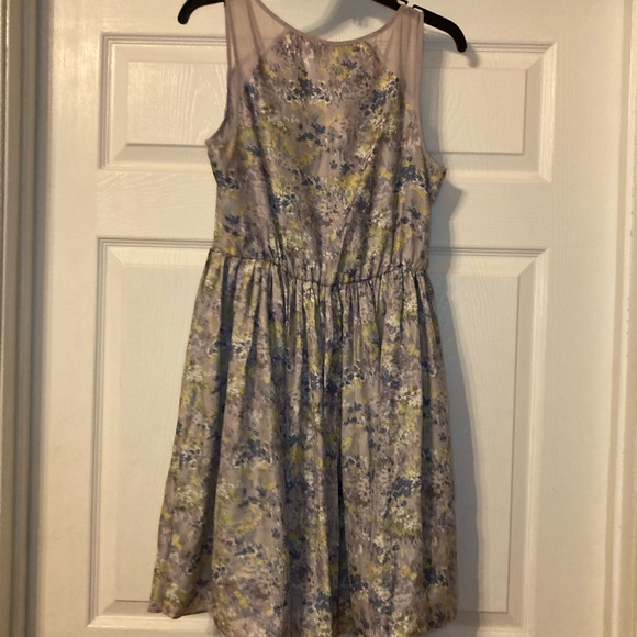 Lauren Conrad Sz 8 beautiful flowered dress - Picture 4 of 5